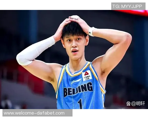 曾凡博重返助力北京队锋线周琦轻松得分展现实力 曾凡博重返助力北京队锋线周琦轻松得分展现实力