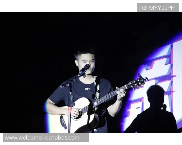 迪巴拉与怀孕妻子甜蜜合影庆生感谢祝福期待新生命降临