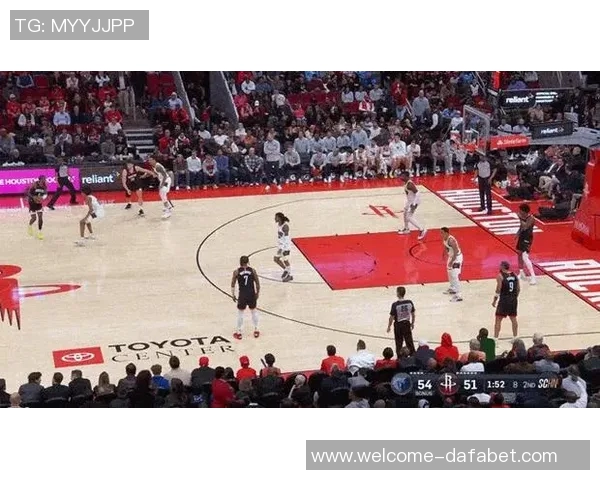 奥特球队训练动态布克与杰伦格林状态持续观察中