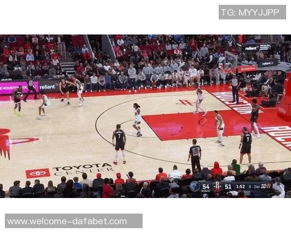 奥特球队训练动态布克与杰伦格林状态持续观察中