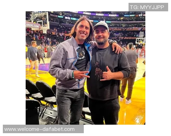 湖人传奇球员武贾西奇格林霍里携手为洛杉矶社区送温暖火鸡